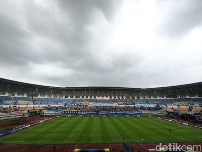 Spanduk Nuhun Tos Juara Deui Sib! Terbentang di Stadion GBLA