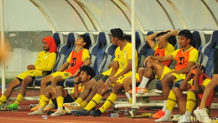 Suasana damai menyelimuti bench Barito Putera usai ditentukan degradasi demam isu ini, Stadion Jatidiri, Semarang, Sabtu (24/5/2025).