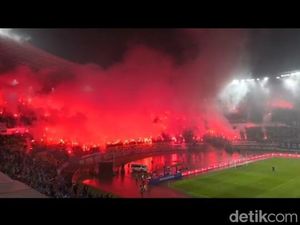 Stadion GBLA Memerah Rayakan Kesuksesan Persib Bandung Stadion GBLA Memerah Rayakan Kesuksesan Persib Bandung
