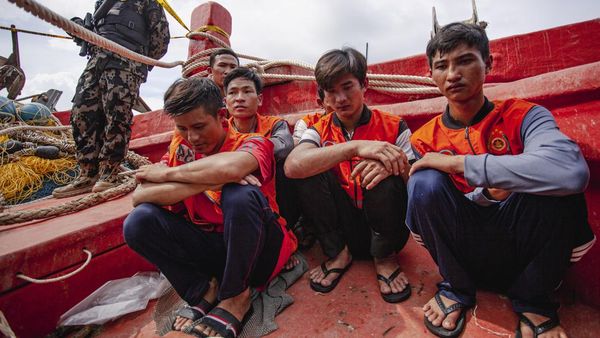 Tampang Lesu Awak Kapal Maling Ikan Asal Vietnam Usai Ditangkap