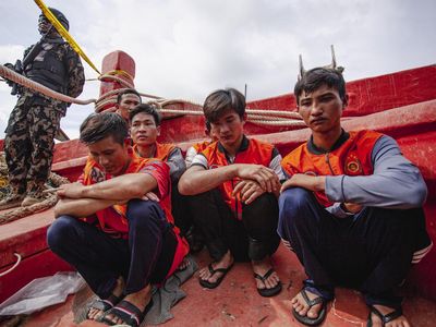 Tampang Lesu Awak Kapal Maling Ikan Asal Vietnam Usai Ditangkap