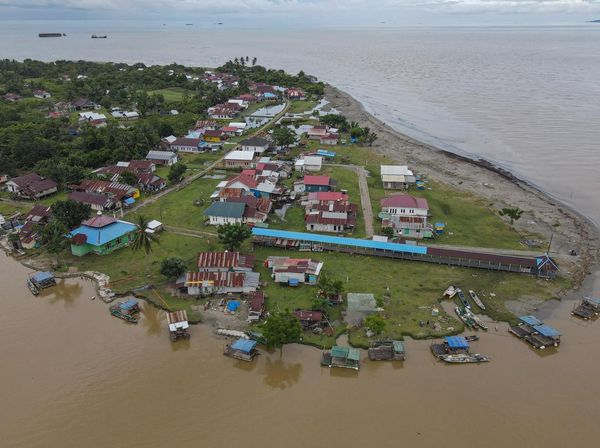 Tanggul Harapan di Tepi Muara Sampara