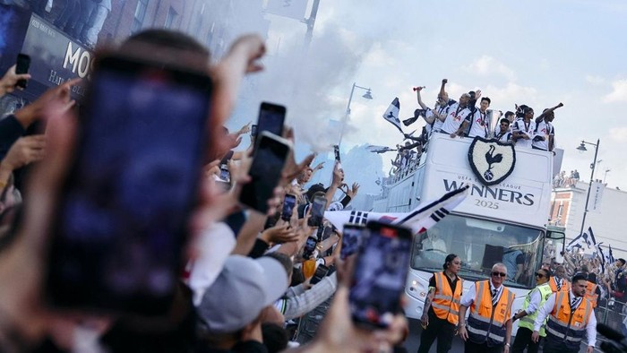 Tottenham Hotspur Tottenham Hotspurs players, including Tottenham Hotspurs Brazilian forward #09 Richarlison and Tottenham Hotspurs South Korean forward #07 Son Heung-Min show off the Europa League trophy during an open-top bus parade through the streets of north London on May 23, to celebrate their win over Manchester United in the UEFA Europa League final football match in Bilbao on May 21, 2025. (Photo by BENJAMIN CREMEL / AFP)