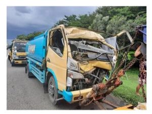Truk Tangki Tabrak Kendaraan Lain di Tol Jagorawi, Sopir Luka Berat Truk Tangki Tabrak Kendaraan Lain di Tol Jagorawi, Sopir Luka Berat
