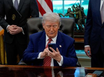 Trump Ancam Apple! iPhone Bakal Dipatok Tarif 25%