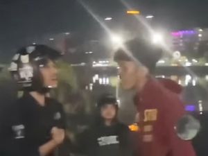 PD Parkir Makassar Buru Pria Diduga Preman Jadi Jukir Liar di Tugu MNEK PD Parkir Makassar Buru Pria Diduga Preman Jadi Jukir Liar di Tugu MNEK