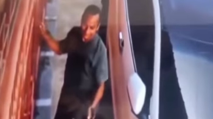 Viral seorang preman terekam CCTV hendak merantai mobil Viral seorang preman terekam CCTV hendak merantai kendaraan beroda empat warga alasannya merupakan tidak diberi duit bulanan parkir. Anehnya, kendaraan beroda empat tersebut diparkir pemiliknya di rumah sendiri.