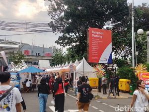 Warga Padati Kawasan Blok M, Ramaikan Pencanangan HUT DKI Ke-498