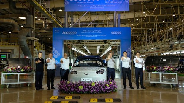 SGMW Motor Indonesia merayakan produksi mobil listrik ke-40.000 unit di pabrik Cikarang, Jumat (23/5/2025).