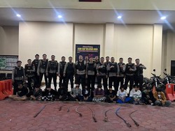 Polisi Tangkap 12 Pelajar Hendak Tawuran di Jakpus, 8 Celurit Ikut Disita