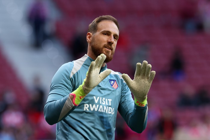 2214569228 Jan Oblak of Atletico de Madrid acknowledges the fan prior to the La Liga EA Sports match between Atletico de Madrid and Real Sociedad at Riyadh Air Metropolitano on May 10, 2025 in Madrid, Spain. (Photo by Flor Tan Jun/Getty Images)