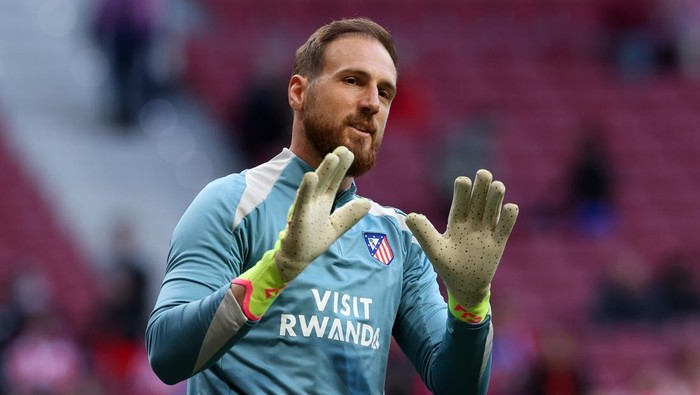 2214569228 MADRID, SPAIN - MAY 10: Jan Oblak of Atletico de Madrid acknowledges the fan prior to the La Liga EA Sports match between Atletico de Madrid and Real Sociedad at Riyadh Air Metropolitano on May 10, 2025 in Madrid, Spain. (Photo by Flor Tan Jun/Getty Images)