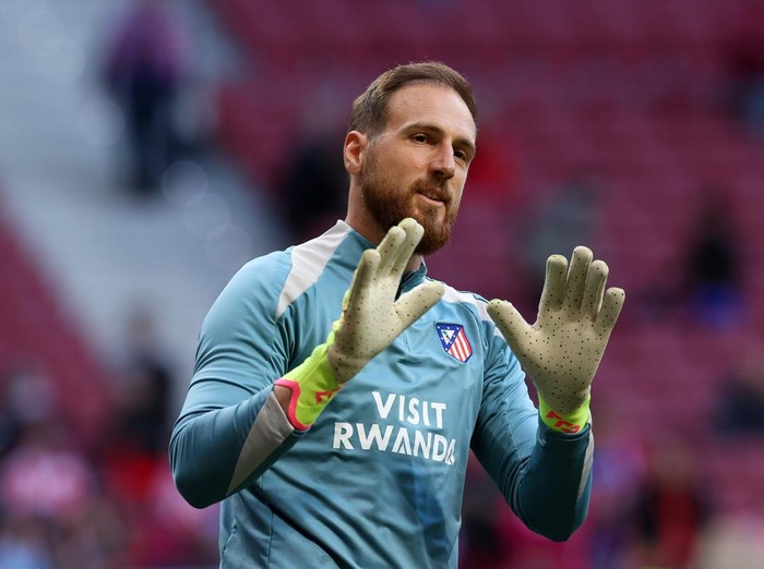 MADRID, SPAIN - MAY 10: Jan Oblak of Atletico de Madrid acknowledges the fan prior to the La Liga EA Sports match between Atletico de Madrid and Real Sociedad at Riyadh Air Metropolitano on May 10, 2025 in Madrid, Spain. (Photo by Flor Tan Jun/Getty Images)