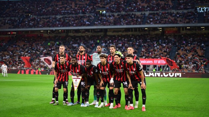 Soccer Football - Serie A - AC Milan v Monza - San Siro, Milan, Italy - May 24, 2025 AC Milan players pose for a team group photo before the match REUTERS/Daniele Mascolo