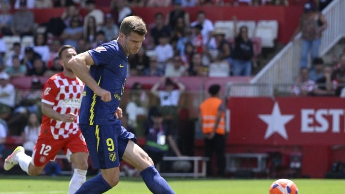 Alexander Sorloth Atletico Madrids Norwegian forward #09 Alexander Sorloth scores his teams first goal during the Spanish league football match between Girona FC and Club Athletic de Madrid at Montilivi Stadium in Girona, on May 25, 2025. (Photo by Josep LAGO / AFP)