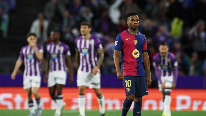 Ansu Fati Soccer Football - LaLiga - Real Valladolid v FC Barcelona - Estadio Jose Zorrilla, Valladolid, Spain - May 3, 2025 FC Barcelonas Ansu Fati looks dejected after Real Valladolids Ivan Sanchez scores their first goal REUTERS/Isabel Infantes