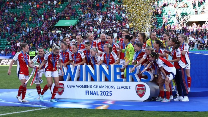 Arsenal Soccer Football - Womens Champions League - Final - Arsenal v FC Barcelona - Estadio Jose Alvalade, Lisbon, Portugal - May 24, 2025 Arsenals Kim Little and Leah Williamson before they lift the trophy as they celebrate with teammates after winning the Champions League REUTERS/Rodrigo Antunes
