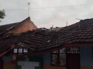 Atap 2 Ruangan di SDN Petung III Pasuruan Tiba-tiba Ambruk