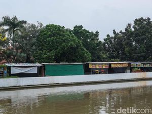 Bakal Ditertibkan, Begini Kondisi Warung Pinggir Kalimalang Bekasi