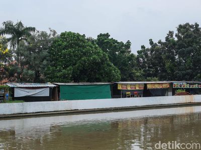 Bakal Ditertibkan, Begini Kondisi Warung Pinggir Kalimalang Bekasi