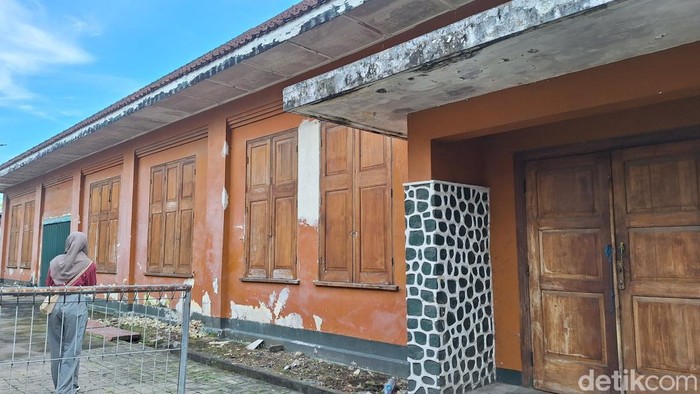 Bank Dagang Belanda Bekas Bank Dagang Belanda yang masih kuat berdiri di dalam area Eks Pelabuhan Ampenan, Kota Mataram, Minggu (25/5/2025). pribumi kaya