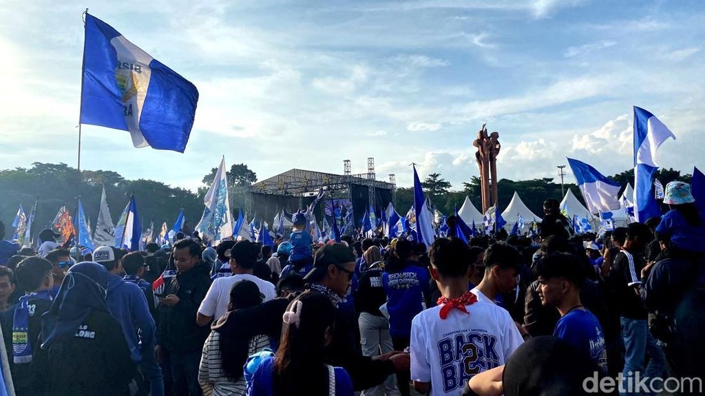 Sukacita Bobotoh Rayakan Persib Juara di Lapangan Tegalega Sukacita Bobotoh Rayakan Persib Juara di Lapangan Tegalega