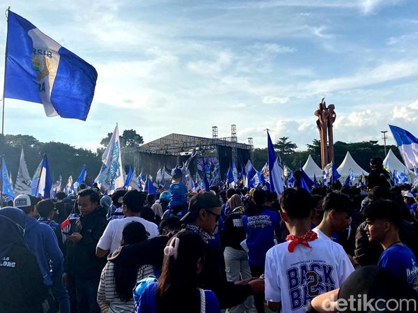 Sukacita Bobotoh Rayakan Persib Juara di Lapangan Tegalega