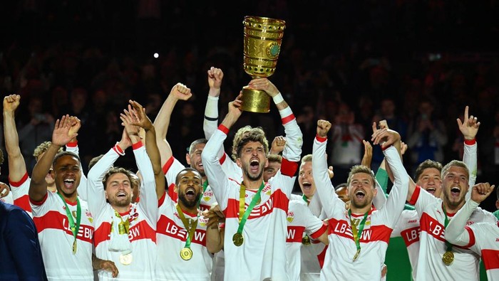 DFB-Pokal Soccer Football - DFB Cup - Final - Arminia Bielefeld v VFB Stuttgart - Olympiastadion, Berlin, Germany - May 24, 2025 VfB Stuttgarts Atakan Karazor lifts the trophy with teammates after winning the DFB Cup Final REUTERS/Annegret Hilse DFB REGULATIONS PROHIBIT ANY USE OF PHOTOGRAPHS AS IMAGE SEQUENCES AND/OR QUASI-VIDEO.