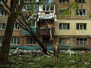 Gedung-Gedung Apartemen Ukraina Rusak Dihantam Drone Rusia