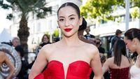 6 Gaya Merah Menyala Elvira Devinamira, Curi Atensi di Cannes Film Festival