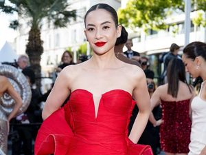 6 Gaya Merah Menyala Elvira Devinamira, Curi Atensi di Cannes Film Festival 6 Gaya Merah Menyala Elvira Devinamira, Curi Atensi di Cannes Film Festival