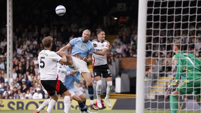 Soccer Football - Premier League - Fulham v Manchester City - Craven Cottage, London, Britain - May 25, 2025 Manchester Citys Erling Haaland in action with Fulhams Sasa Lukic and Fulhams Joachim Andersen Action Images via Reuters/Andrew Couldridge EDITORIAL USE ONLY. NO USE WITH UNAUTHORIZED AUDIO, VIDEO, DATA, FIXTURE LISTS, CLUB/LEAGUE LOGOS OR LIVE SERVICES. ONLINE IN-MATCH USE LIMITED TO 120 IMAGES, NO VIDEO EMULATION. NO USE IN BETTING, GAMES OR SINGLE CLUB/LEAGUE/PLAYER PUBLICATIONS. PLEASE CONTACT YOUR ACCOUNT REPRESENTATIVE FOR FURTHER DETAILS..