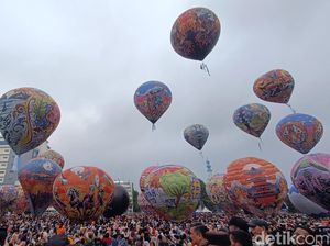 Potret Puluhan Balon Udara Hiasi Langit Purwokerto Potret Puluhan Balon Udara Hiasi Langit Purwokerto