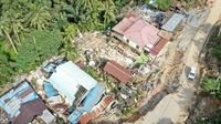 Foto Udara Jalan Amblas di Poros Samarinda-Balikpapan, Puluhan Rumah dan Masjid Rusak Parah