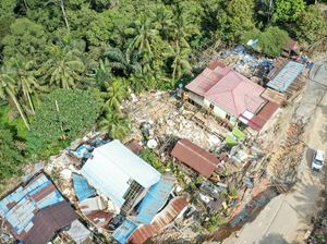 Foto Udara Jalan Amblas di Poros Samarinda-Balikpapan, Puluhan Rumah dan Masjid Rusak Parah Foto Udara Jalan Amblas di Poros Samarinda-Balikpapan, Puluhan Rumah dan Masjid Rusak Parah
