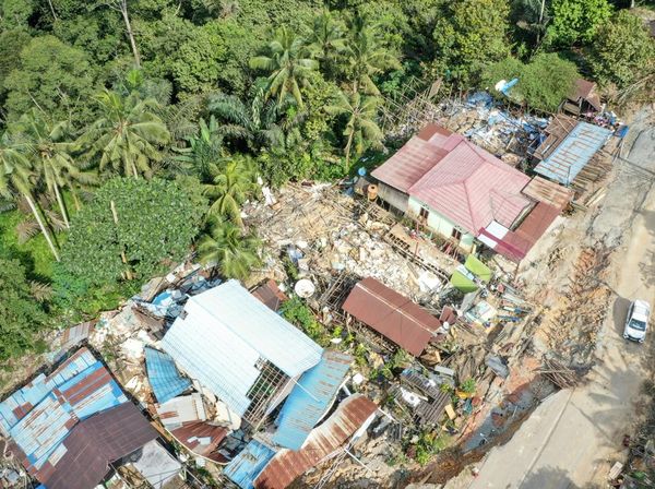 Foto Udara Jalan Amblas di Poros Samarinda-Balikpapan, Puluhan Rumah dan Masjid Rusak Parah