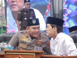 Kompaknya Gus Iqdam dan Kapolres Blitar Soal Pentingnya Helm