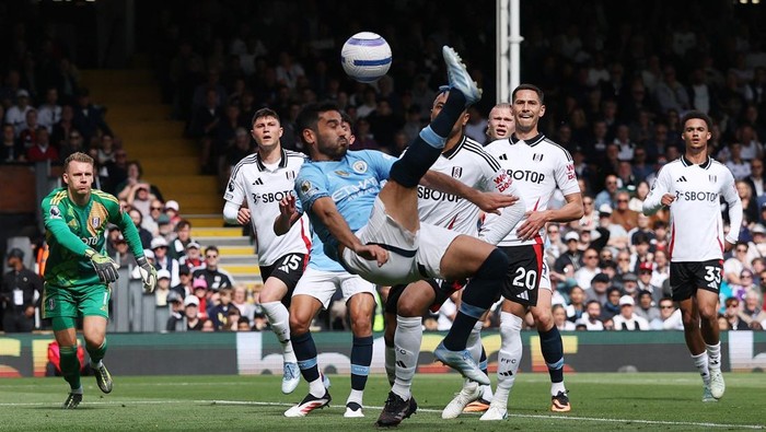 Soccer Football - Premier League - Fulham v Manchester City - Craven Cottage, London, Britain - May 25, 2025 Manchester Citys Ilkay Gundogan scores their first goal REUTERS/Toby Melville EDITORIAL USE ONLY. NO USE WITH UNAUTHORIZED AUDIO, VIDEO, DATA, FIXTURE LISTS, CLUB/LEAGUE LOGOS OR LIVE SERVICES. ONLINE IN-MATCH USE LIMITED TO 120 IMAGES, NO VIDEO EMULATION. NO USE IN BETTING, GAMES OR SINGLE CLUB/LEAGUE/PLAYER PUBLICATIONS. PLEASE CONTACT YOUR ACCOUNT REPRESENTATIVE FOR FURTHER DETAILS..