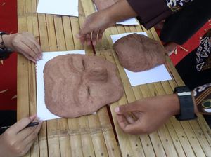 Melihat Antusias Peserta Kreasikan Topeng Panji dari Serbuk Kayu di Kediri Melihat Antusias Peserta Kreasikan Topeng Panji dari Serbuk Kayu di Kediri