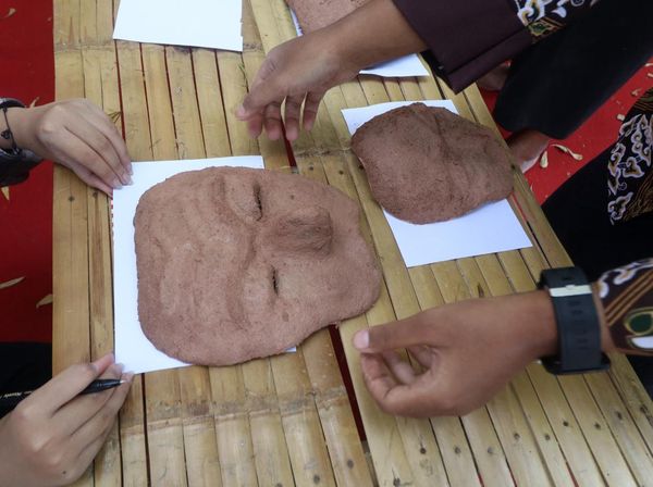 Melihat Antusias Peserta Kreasikan Topeng Panji dari Serbuk Kayu di Kediri