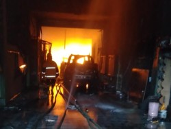 Toko di Jalan Simpang Wilis Kota Malang Terbakar, 4 Mobil-10 Motor Ludes