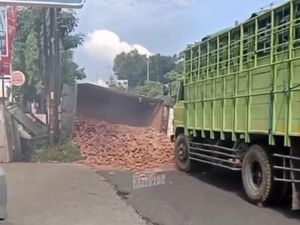 Truk Vs Truk di Ngaliyan Semarang, Sempat Bikin Macet