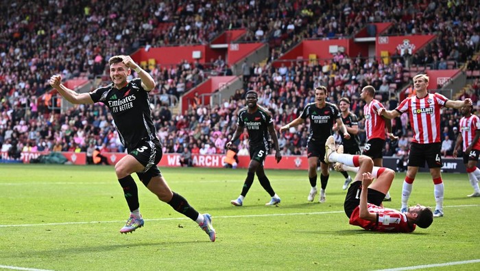 Soccer Football - Premier League - Southampton v Arsenal - St Marys Stadium, Southampton, Britain - May 25, 2025 Arsenals Kieran Tierney celebrates scoring their first goal REUTERS/Dylan Martinez EDITORIAL USE ONLY. NO USE WITH UNAUTHORIZED AUDIO, VIDEO, DATA, FIXTURE LISTS, CLUB/LEAGUE LOGOS OR LIVE SERVICES. ONLINE IN-MATCH USE LIMITED TO 120 IMAGES, NO VIDEO EMULATION. NO USE IN BETTING, GAMES OR SINGLE CLUB/LEAGUE/PLAYER PUBLICATIONS. PLEASE CONTACT YOUR ACCOUNT REPRESENTATIVE FOR FURTHER DETAILS..