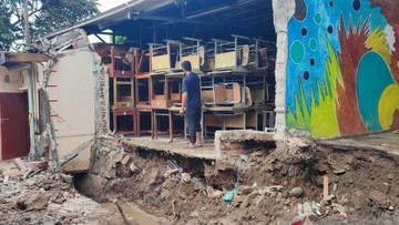    Tembok Raksasa SMA Ambruk: Jalan Warga Jakarta Lumpuh!   SMA 103 Jakarta 'Keruntuhan': Tembok Setinggi Rumah Timpa Jalan!   Tragedi Tembok Sekolah: Akses Warga Jakarta Terputus!   Detik-Detik Tembok SMA Roboh: Warga Jakarta Terjebak!