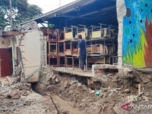 Tembok SMA 103 Jakarta Setinggi 3 Meter Roboh hingga Tutup Jalan Warga