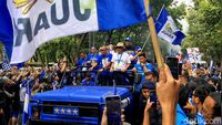 Bandung Membiru Saat Konvoi Persib Juara