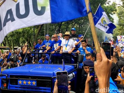 Bandung Membiru Saat Konvoi Persib Juara