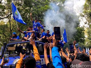 Video Pawai Persib Juara Liga 1, Bobotoh Tumpah Ruah di Balai Kota Video Pawai Persib Juara Liga 1, Bobotoh Tumpah Ruah di Balai Kota