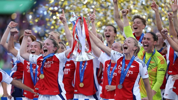 Soccer Football - Womens Champions League - Final - Arsenal v FC Barcelona - Estadio Jose Alvalade, Lisbon, Portugal - May 24, 2025 Arsenals Kim Little and Leah Williamson lift the trophy as they celebrate with teammates after winning the Champions League REUTERS/Rodrigo Antunes