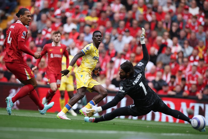 Soccer Football - Premier League - Liverpool v Crystal Palace - Anfield, Liverpool, Britain - May 25, 2025 Crystal Palaces Ismaila Sarr scores their first goal past Liverpools Alisson Becker REUTERS/Phil Noble EDITORIAL USE ONLY. NO USE WITH UNAUTHORIZED AUDIO, VIDEO, DATA, FIXTURE LISTS, CLUB/LEAGUE LOGOS OR LIVE SERVICES. ONLINE IN-MATCH USE LIMITED TO 120 IMAGES, NO VIDEO EMULATION. NO USE IN BETTING, GAMES OR SINGLE CLUB/LEAGUE/PLAYER PUBLICATIONS. PLEASE CONTACT YOUR ACCOUNT REPRESENTATIVE FOR FURTHER DETAILS..